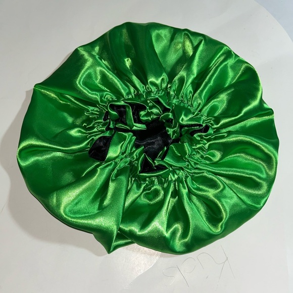 Reversible Black and Green Satin Hair Bonnet - Picture 2 of 2